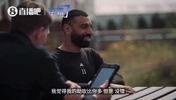 杰拉德：我比你助攻多且踢过右后卫~萨拉赫：巧了，我这赛季也是